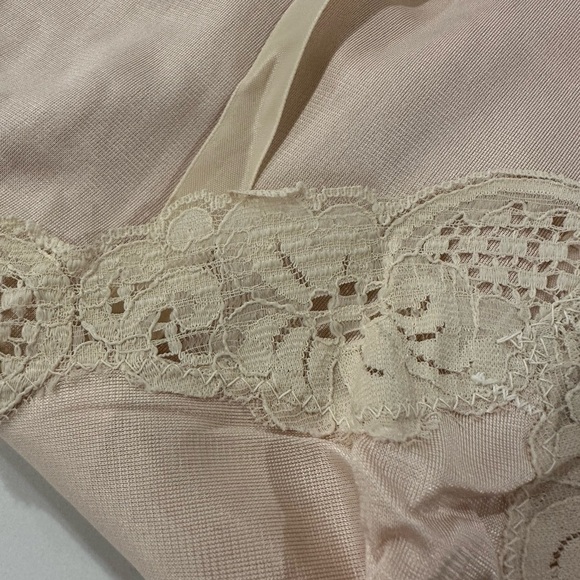 VTG full nude lace trim  slip adjustable straps SZ L/XL EUC champagne colour - Picture 8 of 8